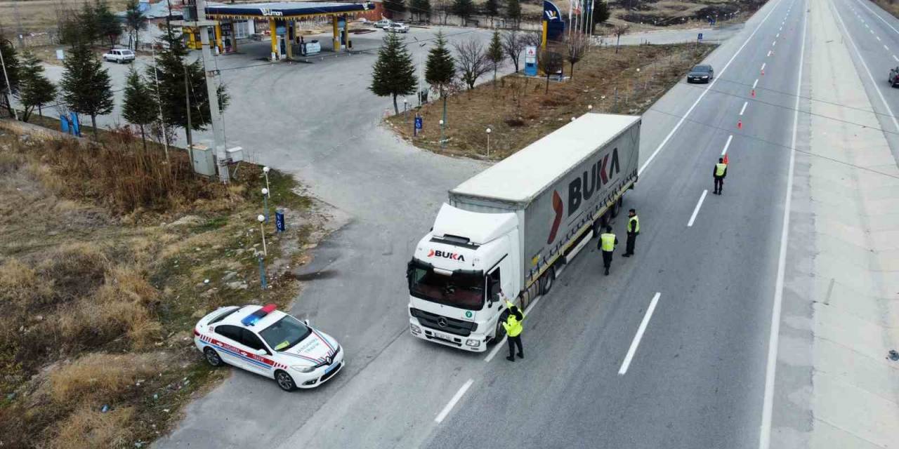 Kurallara Uymayan 17 Araç Sürücüsüne 11 Bin 730 Tl Para Cezası Kesildi