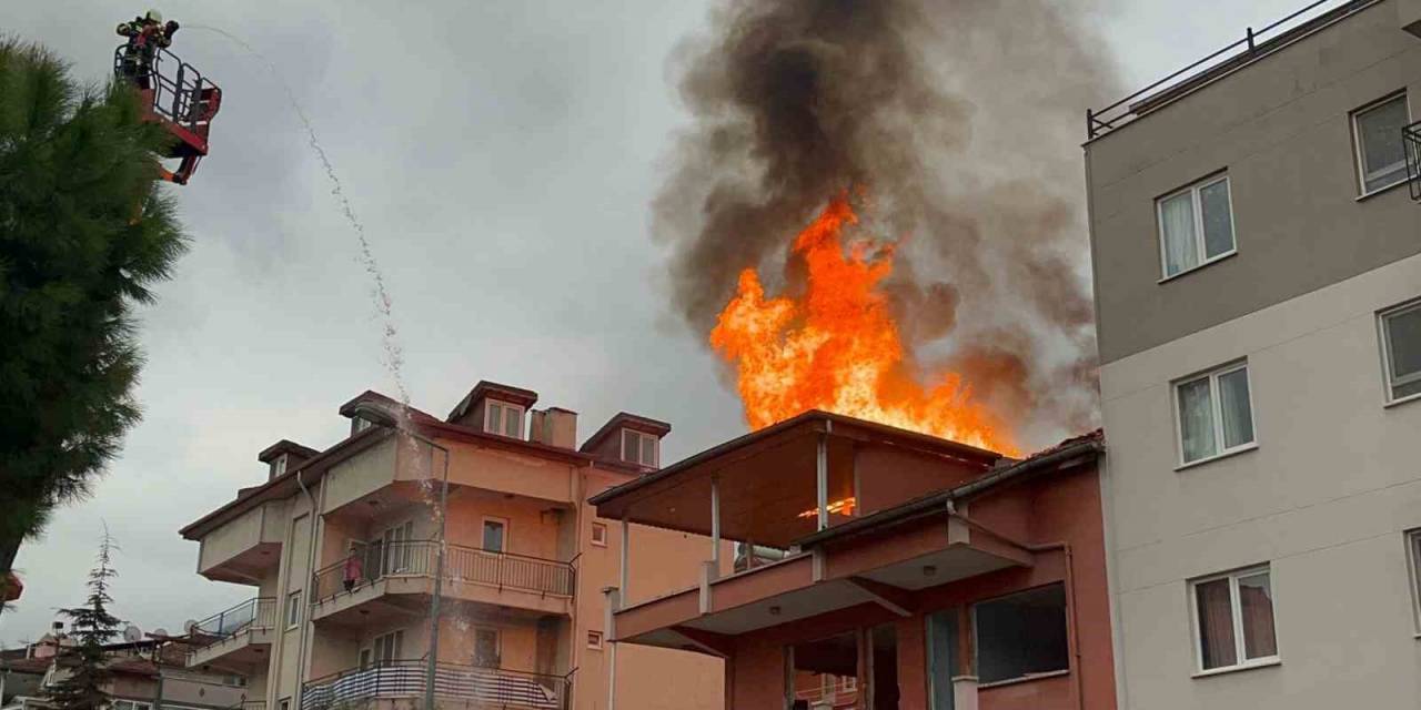 Alevlerin Kapladığı Çatı Kullanılmaz Hale Geldi