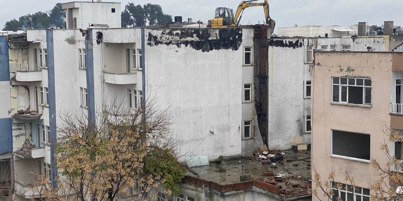 İş Makinası Yıkım İçin Ağır Hasarlı Binanın Üzerine Çıkarıldı