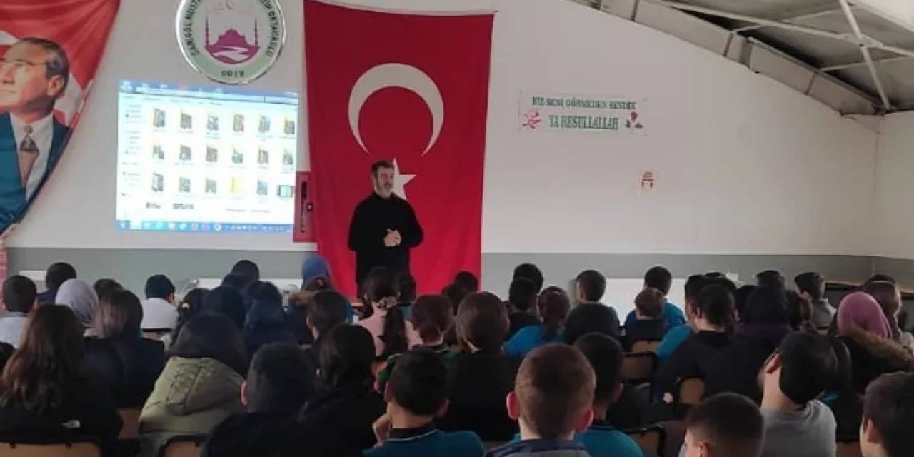 Sokak Hayvanlarına Dikkat Çekmek İçin Ücretsiz Seminerler Veriyor