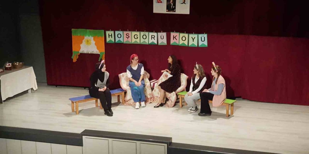 Öğretmenlerden Oluşan Tiyatro Ekibi Hem Öğretti Hem Eğlendirdi