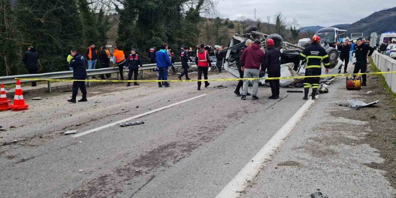 Kamyon, Ana Yola Çıkmak İsteyen Araca Çarptı: 1 Ölü, 2 Yaralı