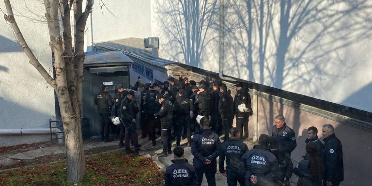 Ankara’da Öğrencilerin Kavgasında Sandalyeler Havada Uçuştu