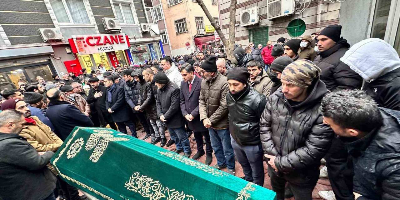 İbb Arıtma Tesisi’nde Sırtından Bıçaklanarak Öldürülen Temizlik Personeli Son Yolculuğuna Uğurlandı