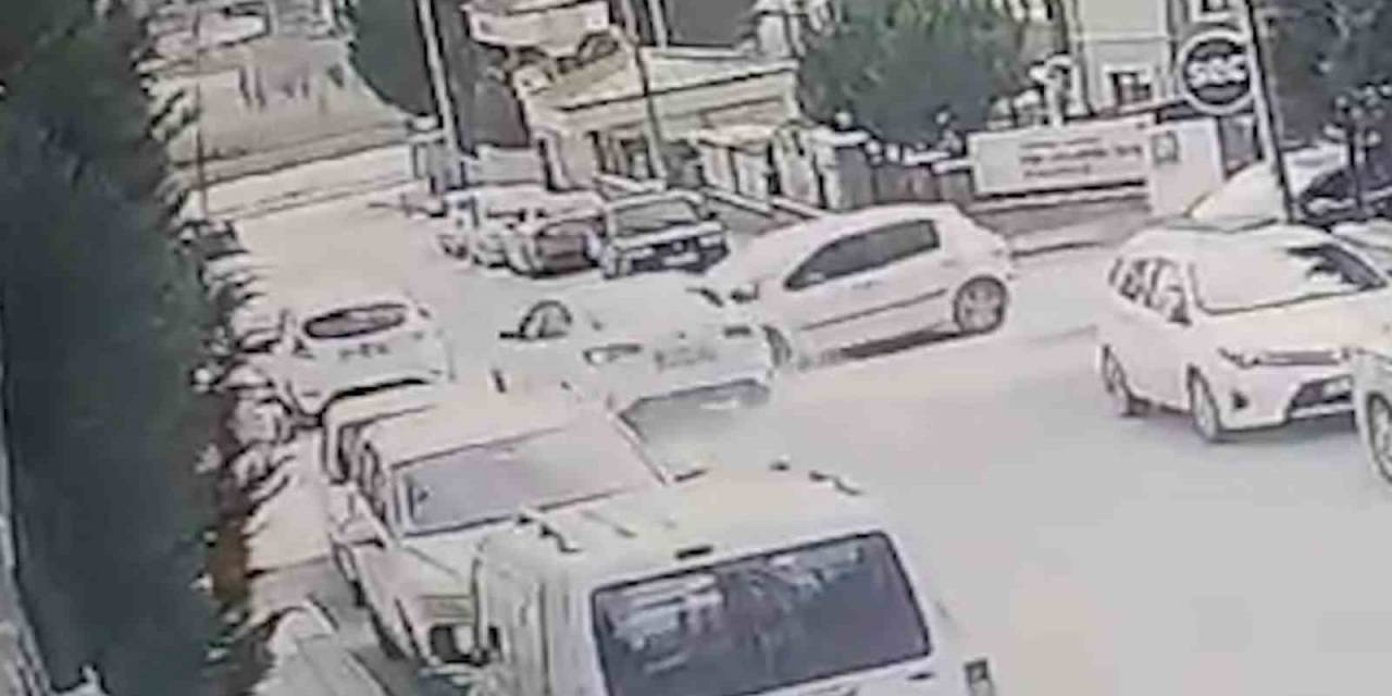 Dikkatsizliğin Sonucu Pahalıya Patladı: 3 Aracın Karıştığı Kaza Kamerada