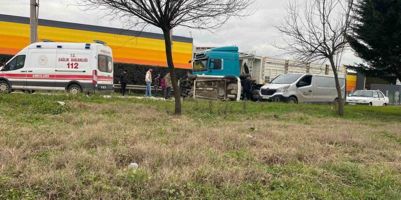 Kamyon İle Çarpışan Otomobil Yan Yattı