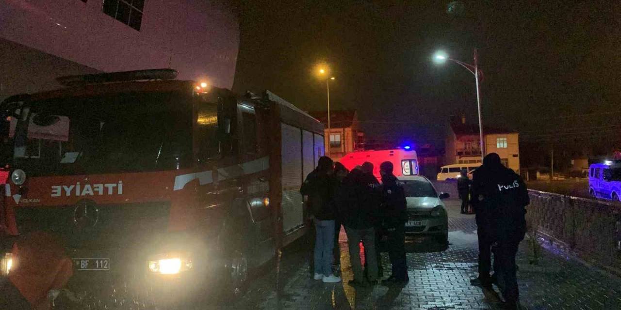 Otomobilde Çıkan Yangına Vatandaşlar Müdahale Etti