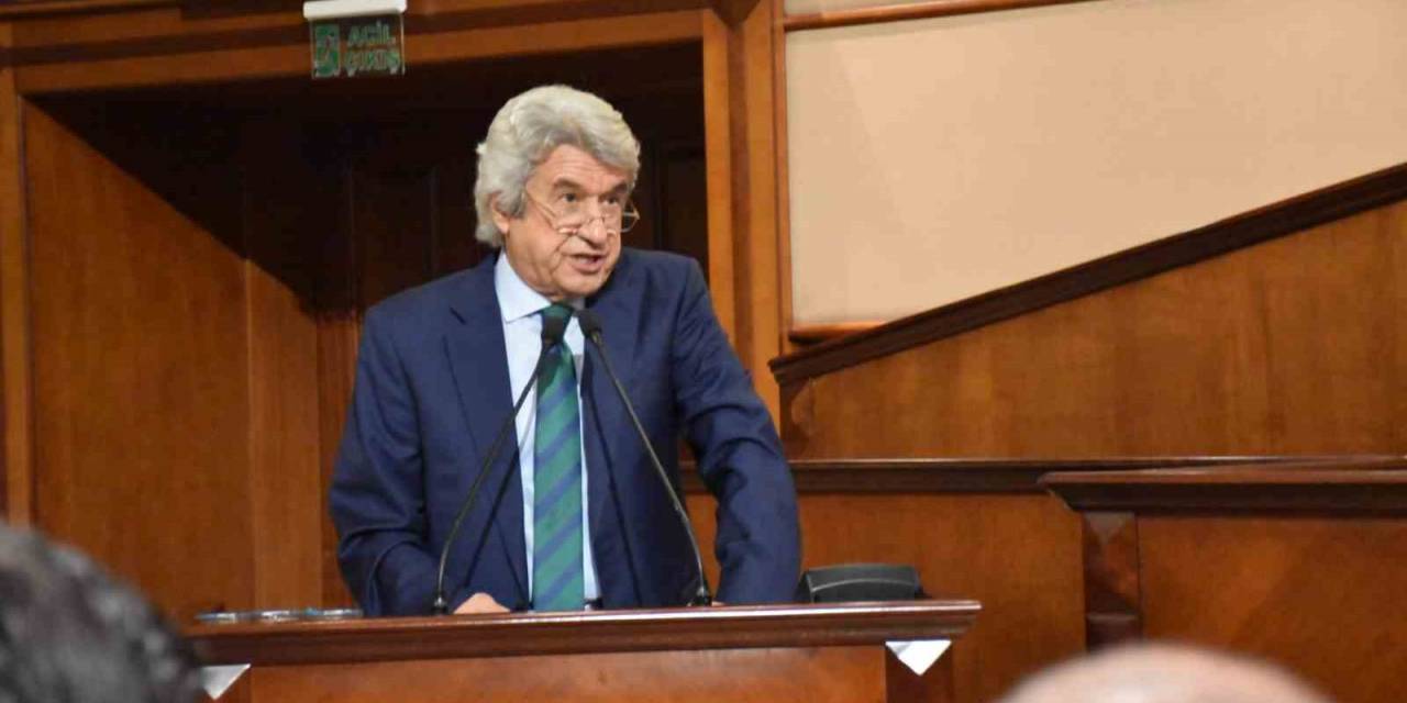 İbb Meclisi’nde Chp’li Meclis Üyesinin Ak Partili Belediye Başkanlarına Yaptığı Övgüye Chp Sıralarından Tepki