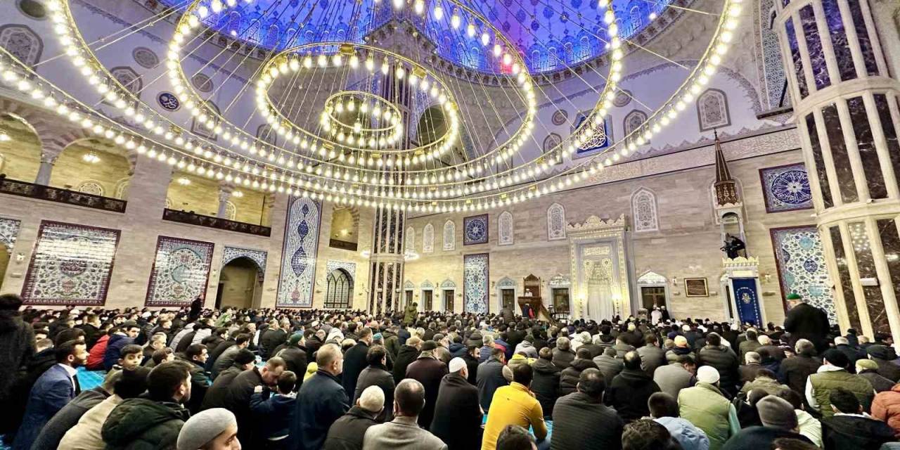 Regaip Kandili’nde Abdülhamit Han Camii Doldu Taştı