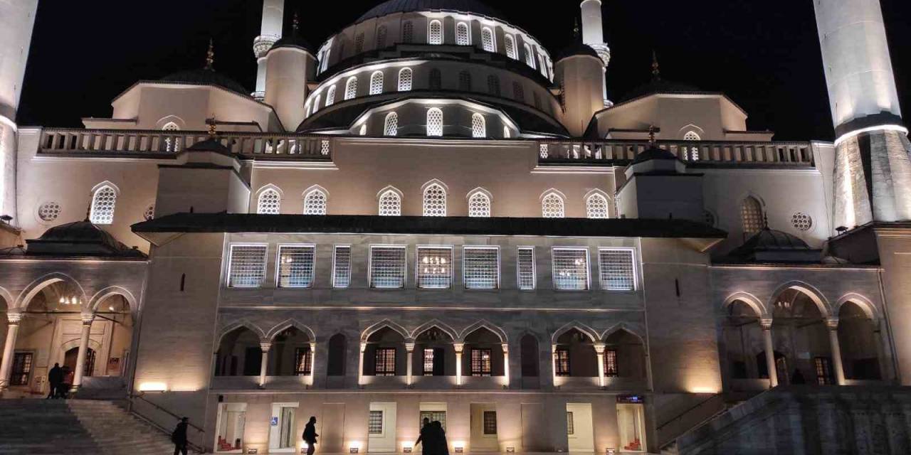 Ankara’da Regaip Kandili’nde Vatandaşlar Camilere Akın Etti