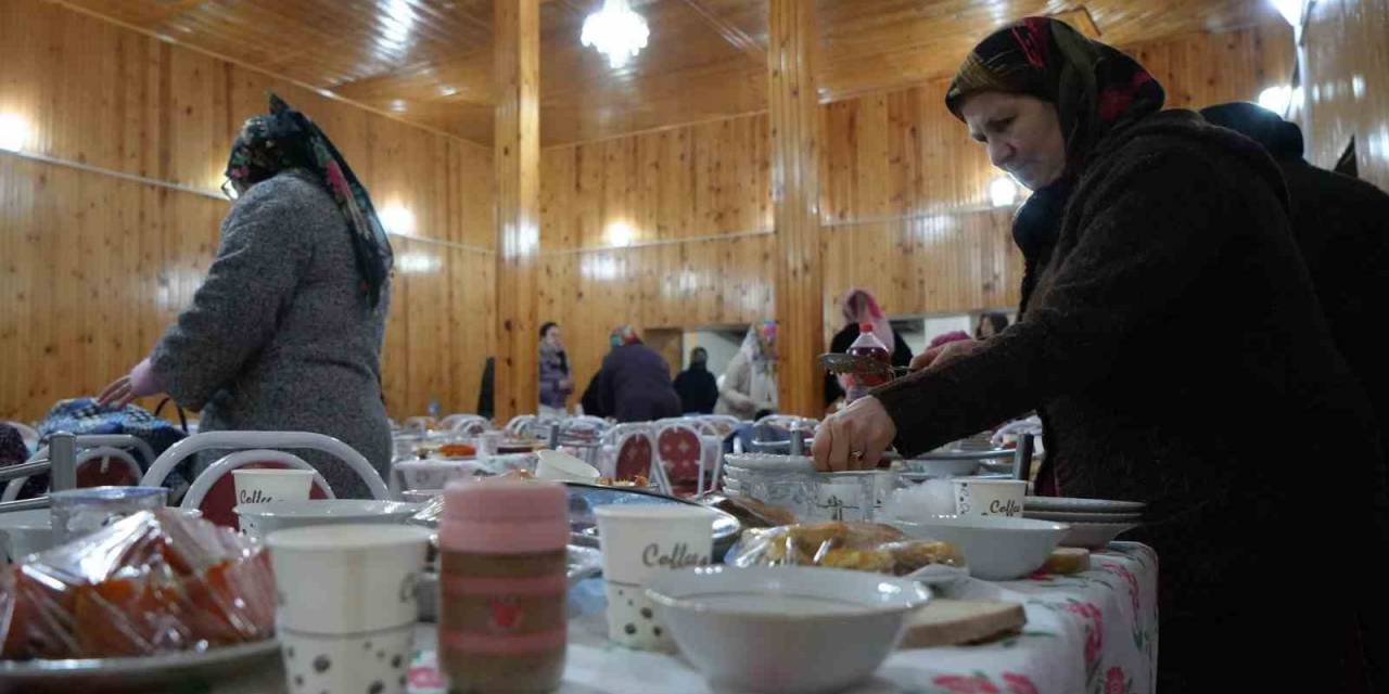 Asırlardır Süren Gelenek: Regaip Kandil’inde Tüm Yemekler Camiye Getiriliyor