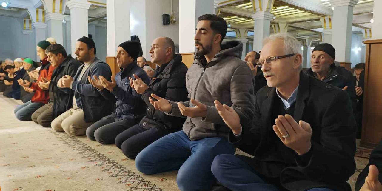 Van’da Regaip Kandili’nde Filistinliler İçin Dualar Edildi