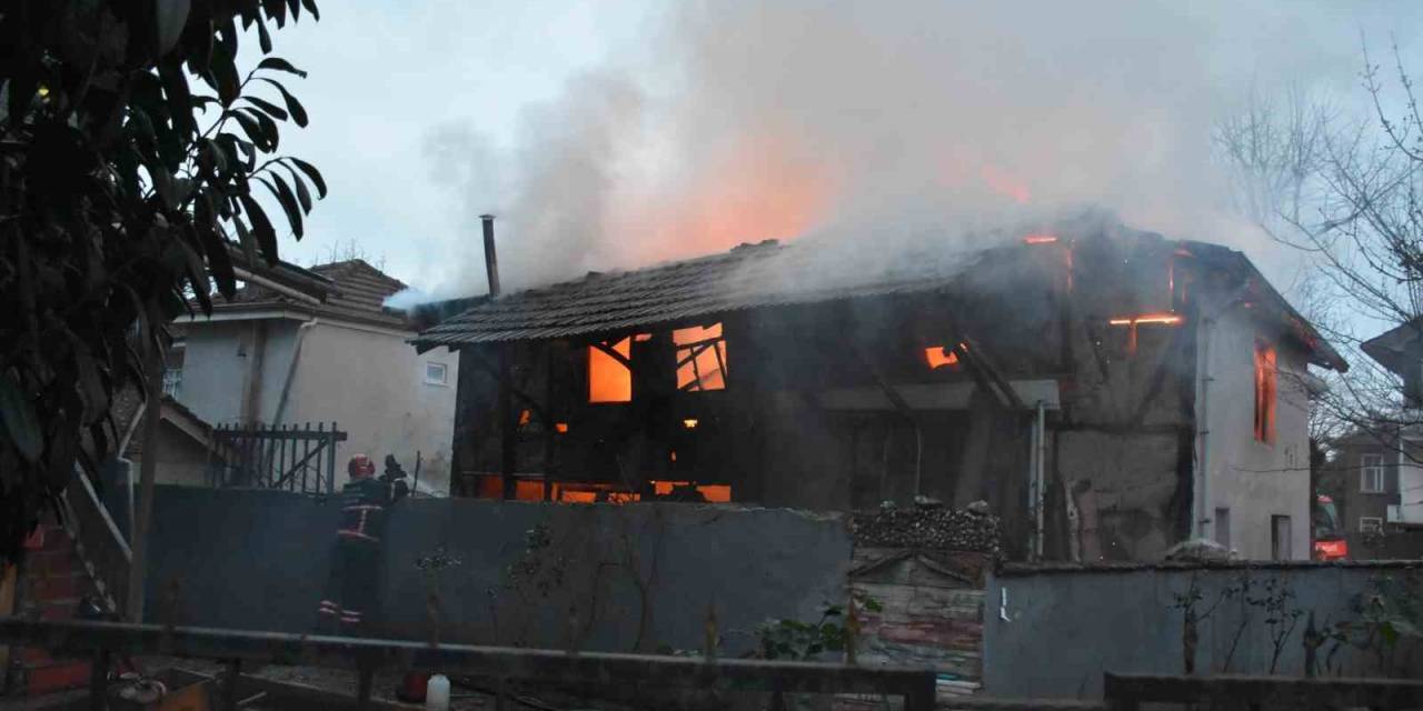 Sakarya’da Korkutan Yangın: İki Katlı Ev Alev Topuna Döndü