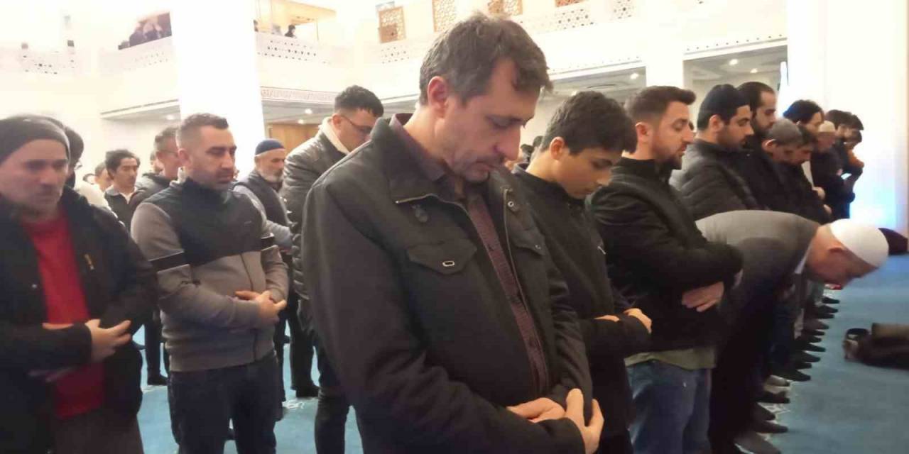 İzmir’de Kandil Gecesi Filistin İçin Eller Semaya Açıldı