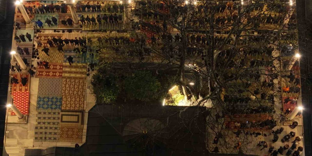 Regaip Kandili’nde Binlerce Vatandaş Eyüp Sultan Camii’ne Akın Etti