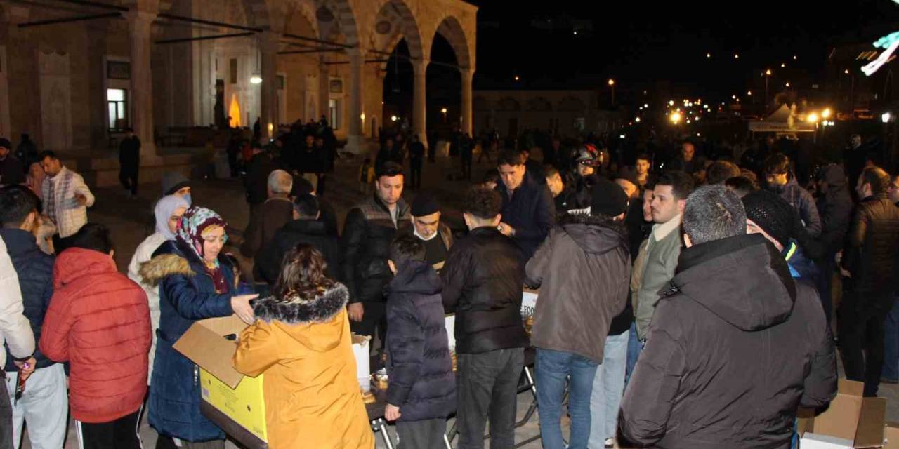 Lise Öğrencileri Helva Yapıp Kandil Akşamı Halka Dağıttı