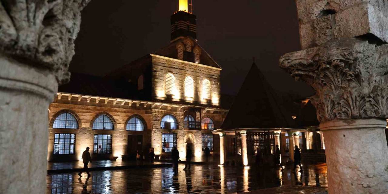 Diyarbakır’da Regaip Kandili Dualarla İdrak Edildi