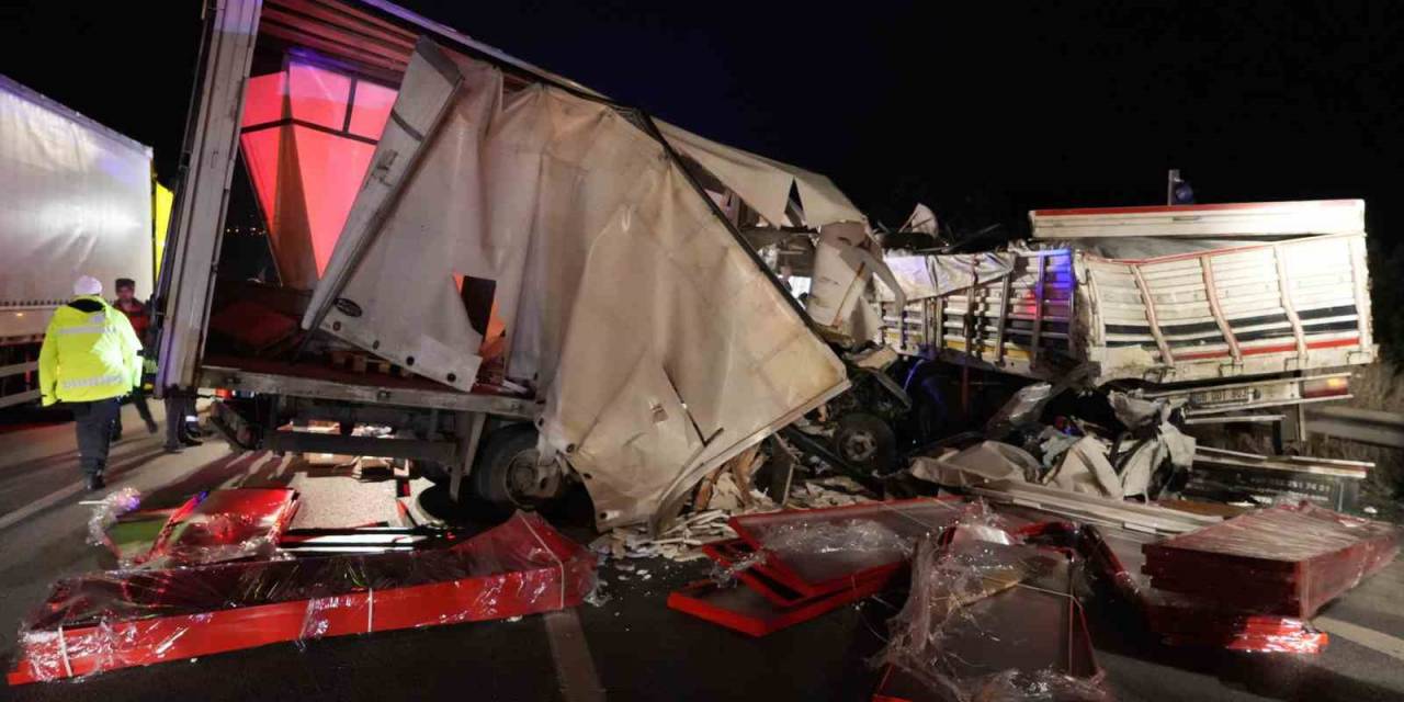 Lastiği Patlayan Tıra Kamyonet Çarptı: Otoyol Savaş Alanına Döndü