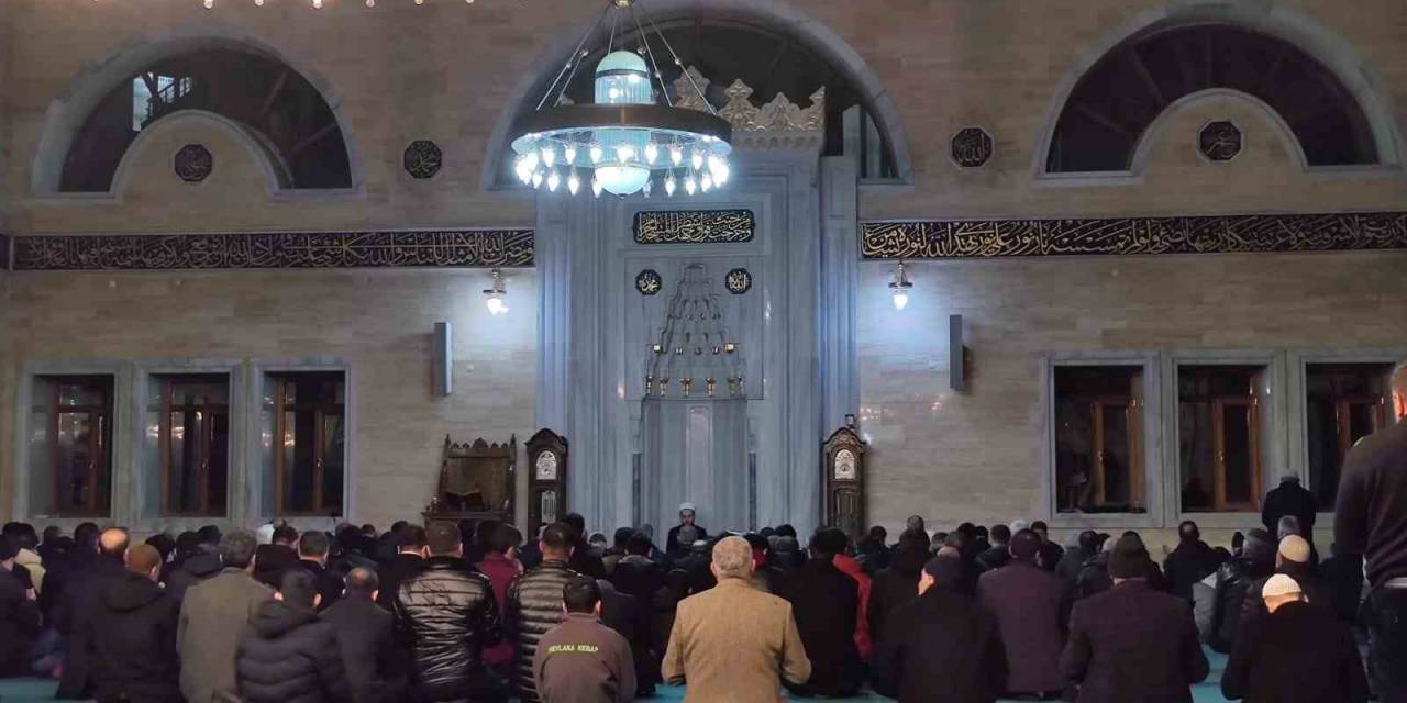 Tatvan’da Regaip Kandili Dualarla İdrak Edildi