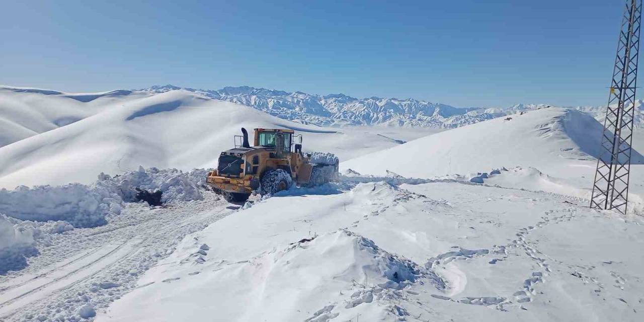 Hakkari’de 284 Yerleşim Yerinin Yolu Ulaşıma Kapandı