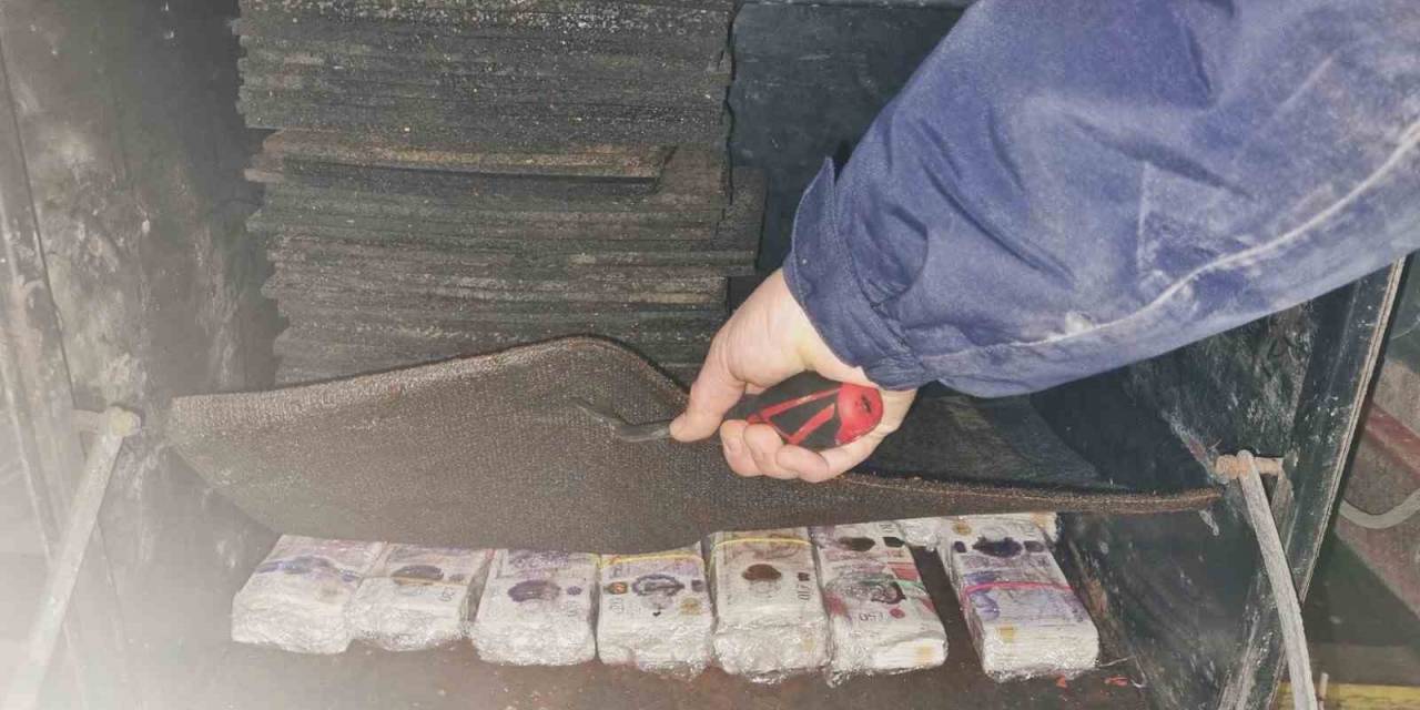 Halat Zincirler Altına Gizlenmiş 392 Bin Sterlin Yakalandı