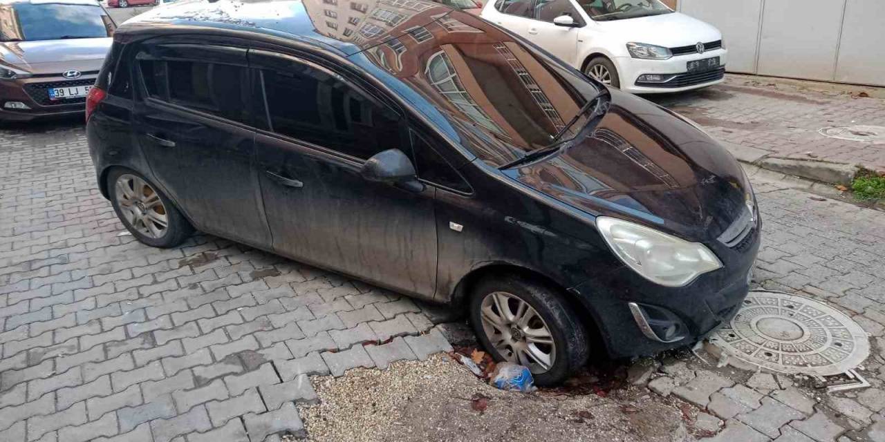 Otomobil Çukura Daldı, Sürücü Tepki Gösterdi: "Zararım Karşılansın"