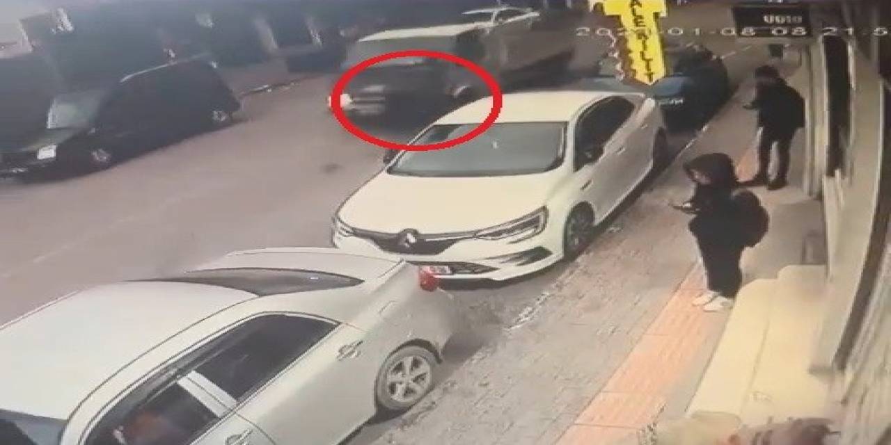 Bursa’da Yolun Karşısına Geçmeye Çalışan Yayaya Çarpan Kamyonet Kamerada