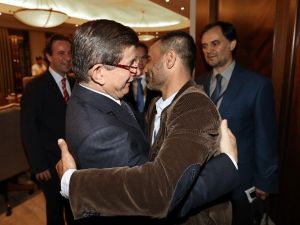 Başbakan Davutoğlu, Suriyeli Mültecilerin Temsilcilerini Kabul Etti