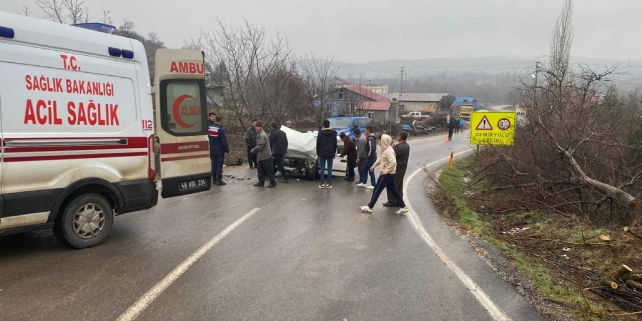 Sivil Polis Aracı İle Otomobil Çarpıştı