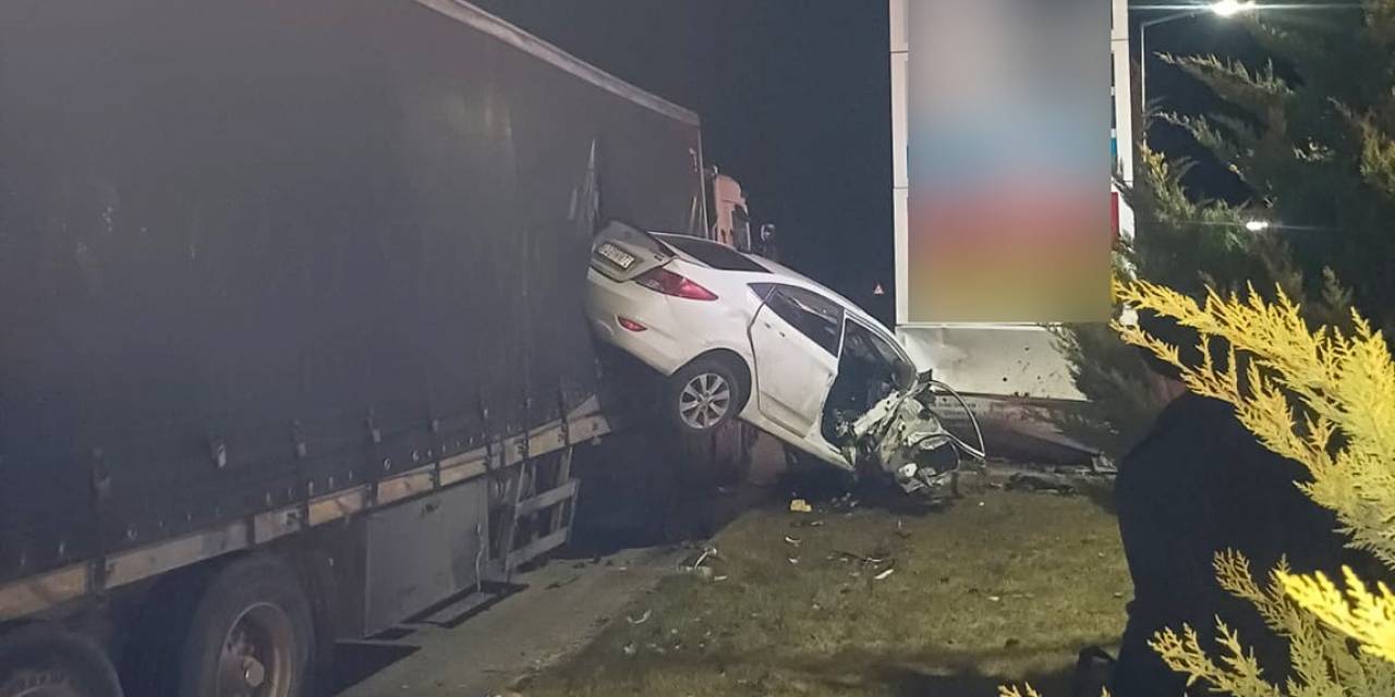 Park Halindeki Tıra Çarpan Otomobil Hurdaya Döndü: 2 Yaralı