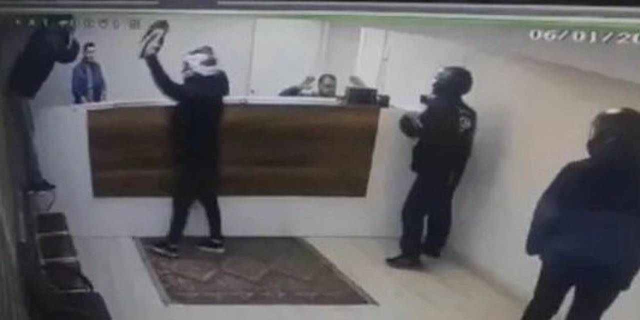 Fatih’te Kargo Şubesinde Gasp Girişimi Kamerada