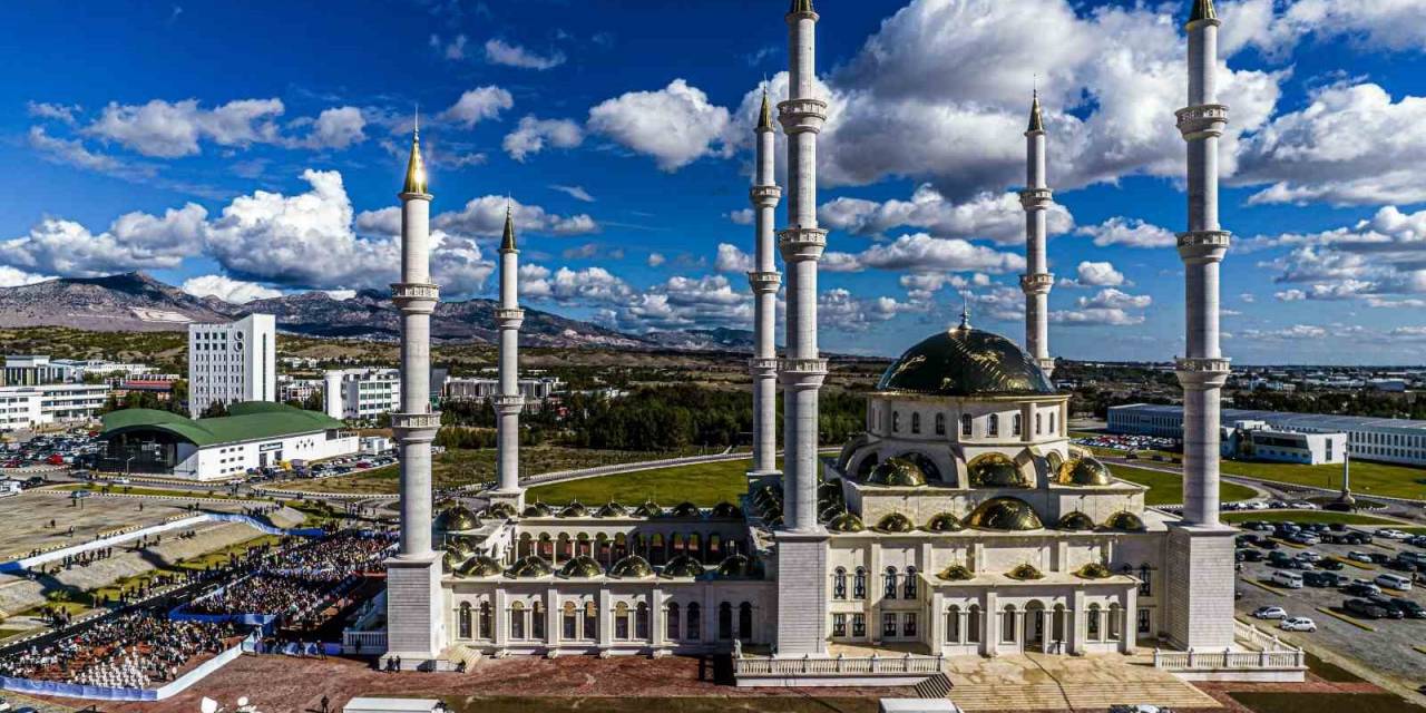 Dr. Suat Günsel Camii, Yakın Doğu Üniversitesi Kampüsünde Gerçekleştirilen Görkemli Bir Törenle Açıldı