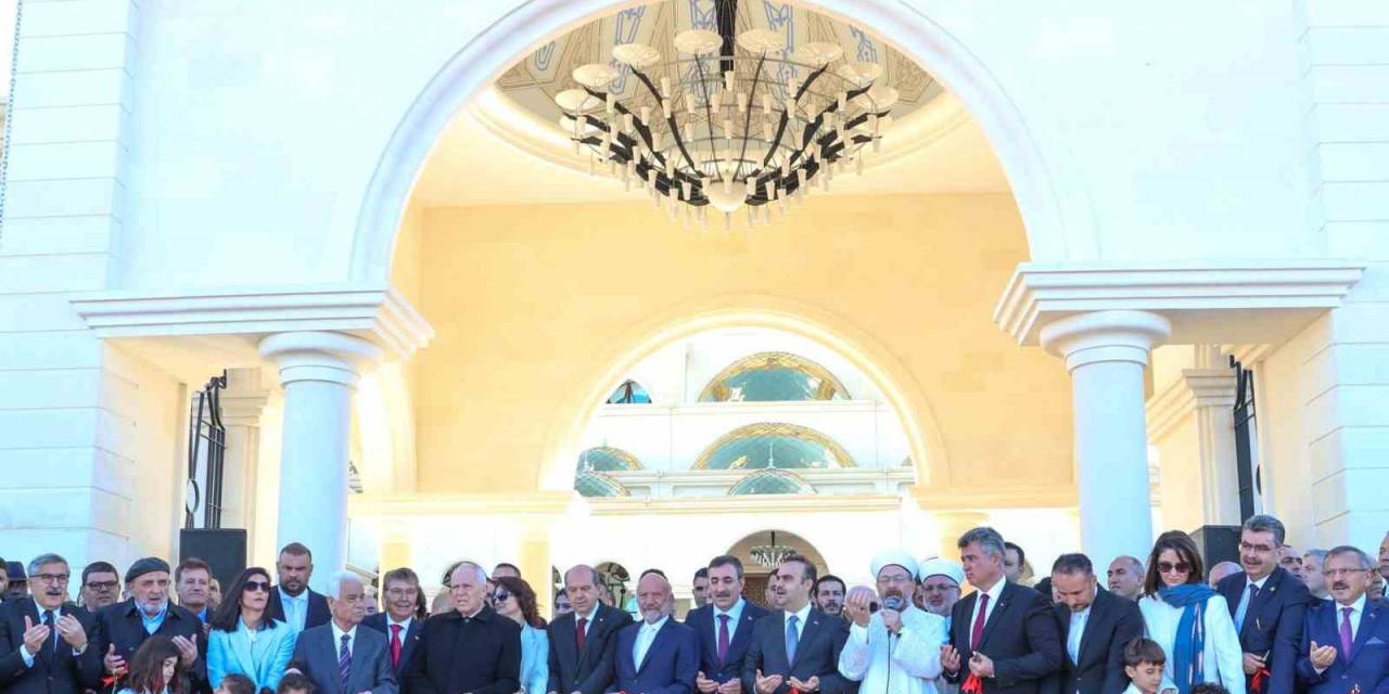 Kuzey Kıbrıs’a 6 Minareli Muhteşem Camii