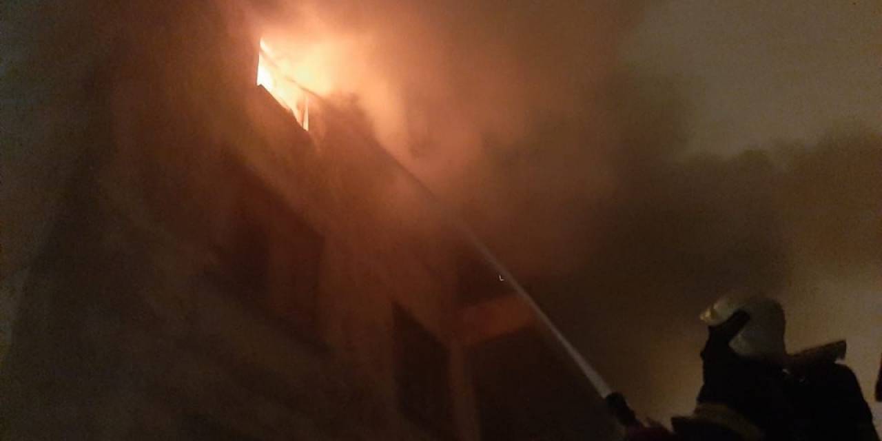 Çatı Katında Çıkan Yangın Paniğe Neden Oldu