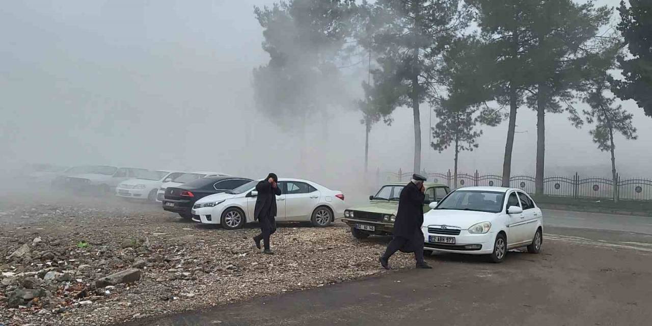 Toz Bulutu Nedeniyle Araçlar Durdu, Yayalar Kaçtı