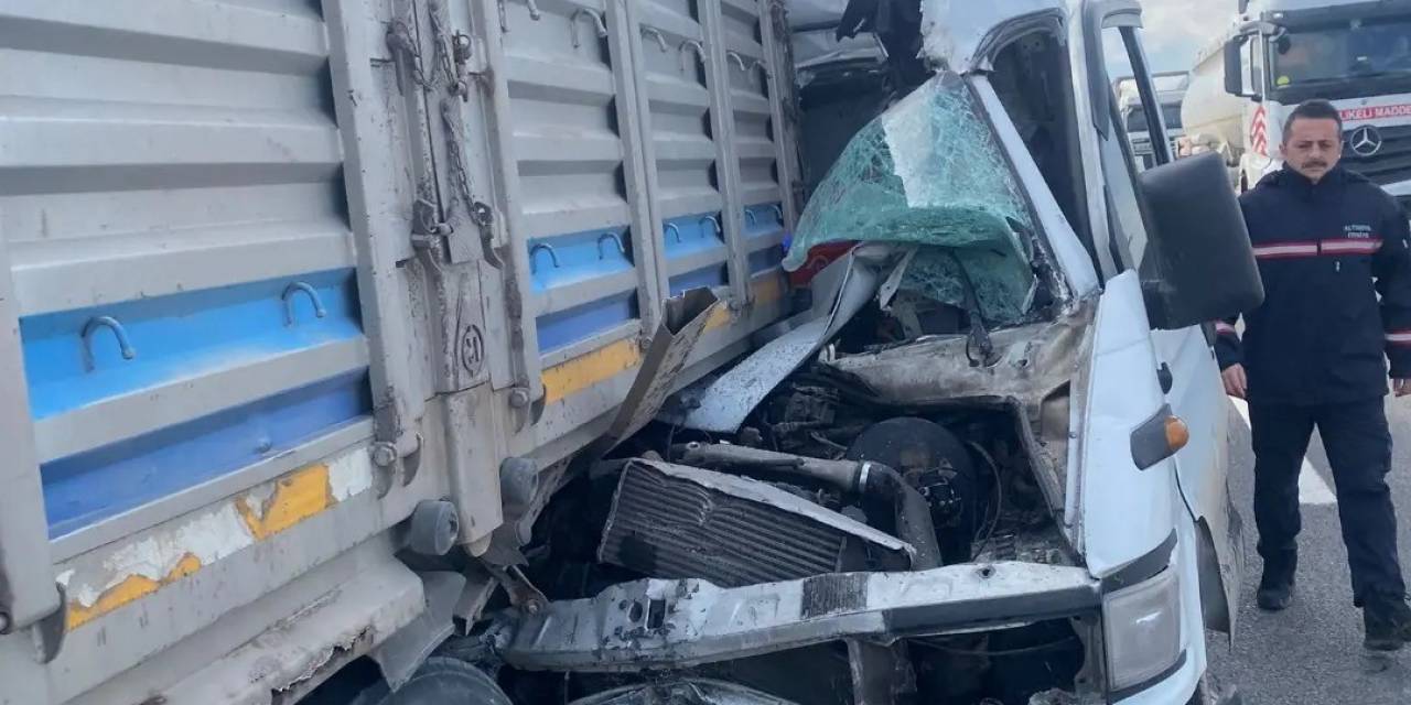 Yalova’da Minibüs Kamyona Arkadan Çarptı: 1 Yaralı