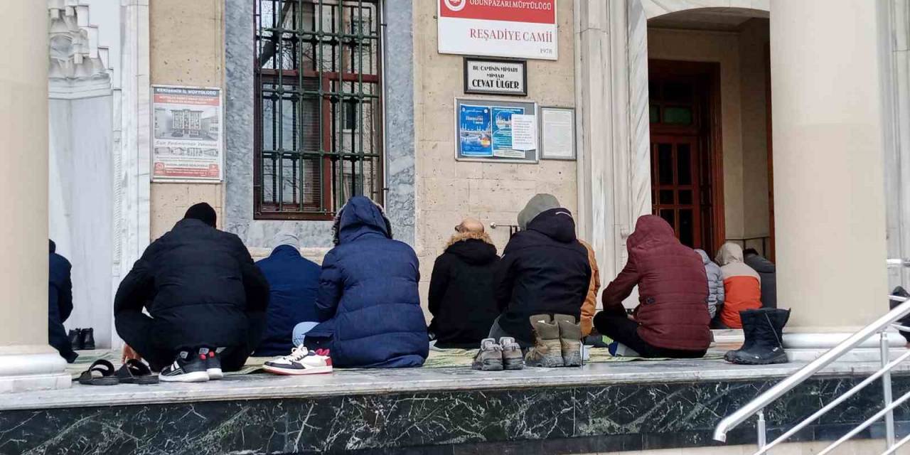 Hava Sıcaklığının Eksi Değerlere Düşmesi İbadete Engel Olmadı