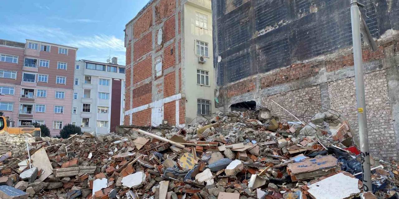 Güngören’de Yıkım Esnasında 2 Bina Hasar Gördü