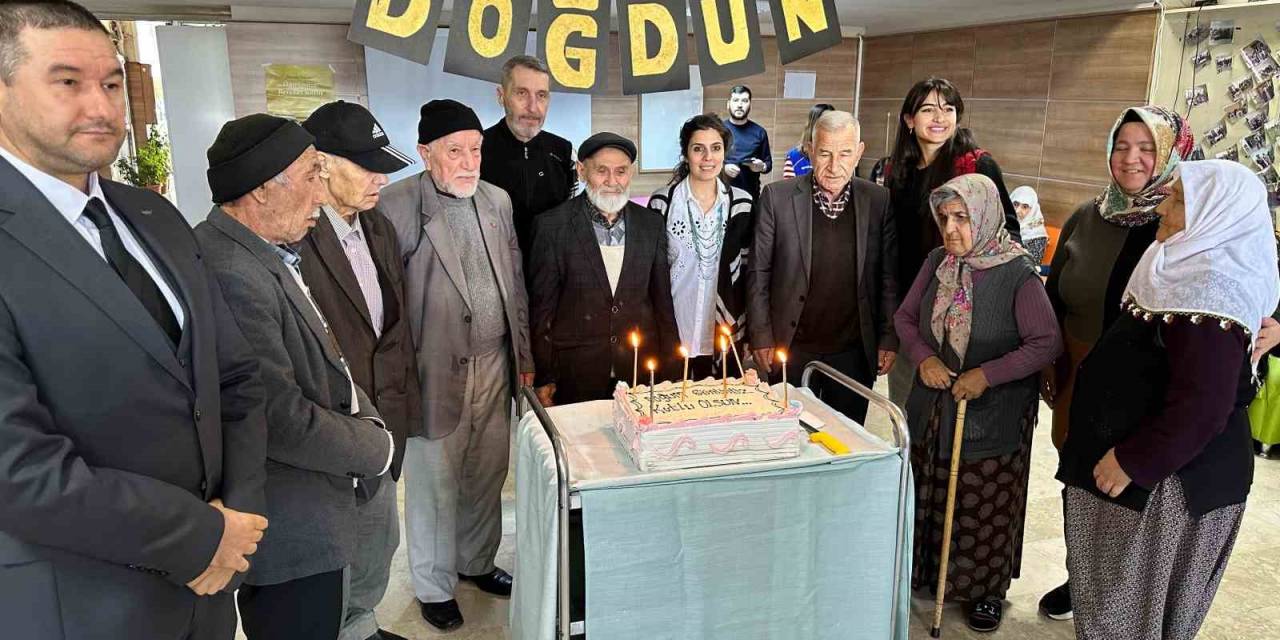 Huzurevi Sakinlerine Sürpriz Doğum Günü