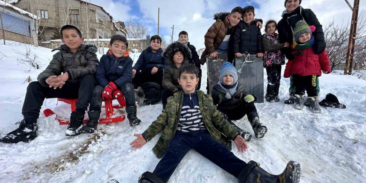 Yüksekova’da Kar Yağışına En Çok Çocuklar Sevindi