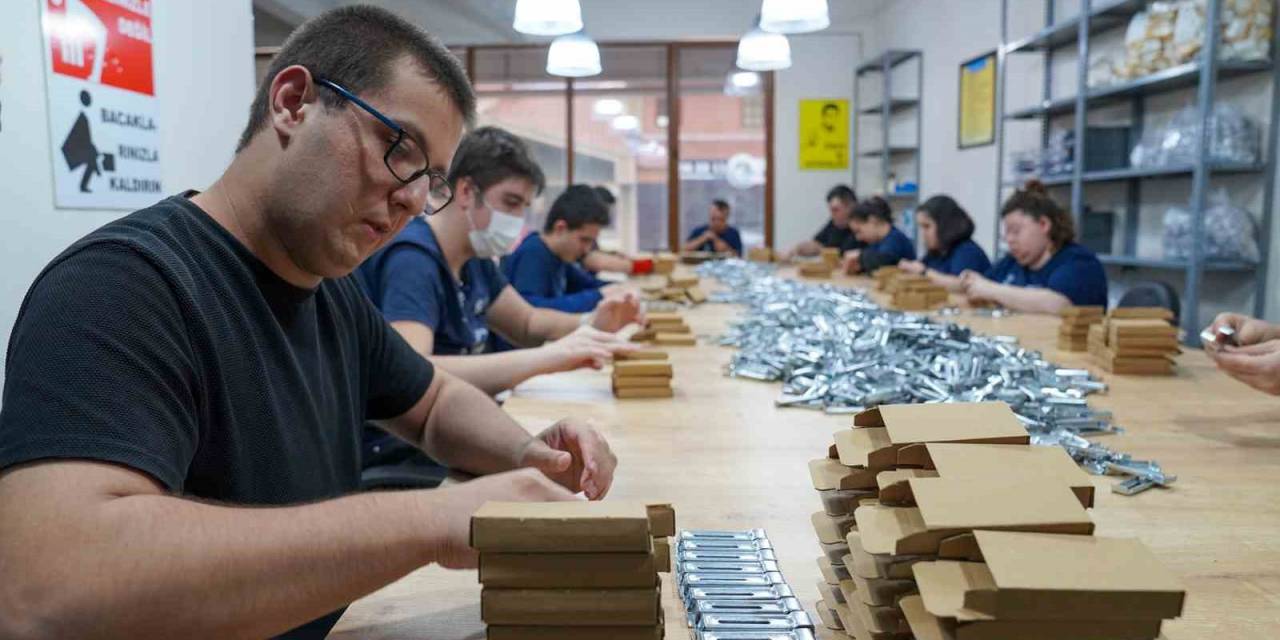 Üretmeyi Öğrenip İş Gücüne Katılırken Başarmanın Mutluluğunu Da Yaşıyorlar