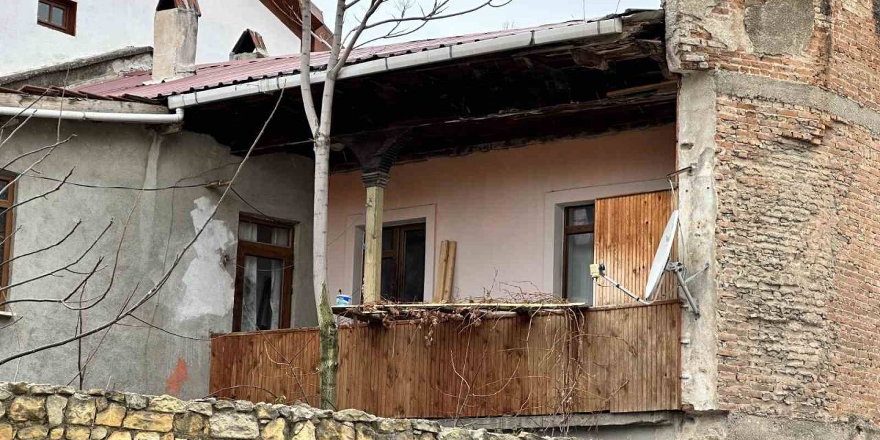 Balkondan Girdikleri Evde Değerli Eşya Bulamayınca Kombi Ve Televizyonları Çaldılar