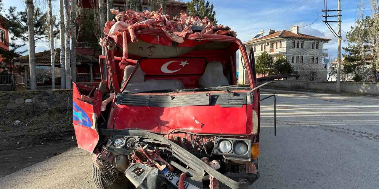 Kemik Yüklü Kamyon Ego Otobüsüne Çarptı