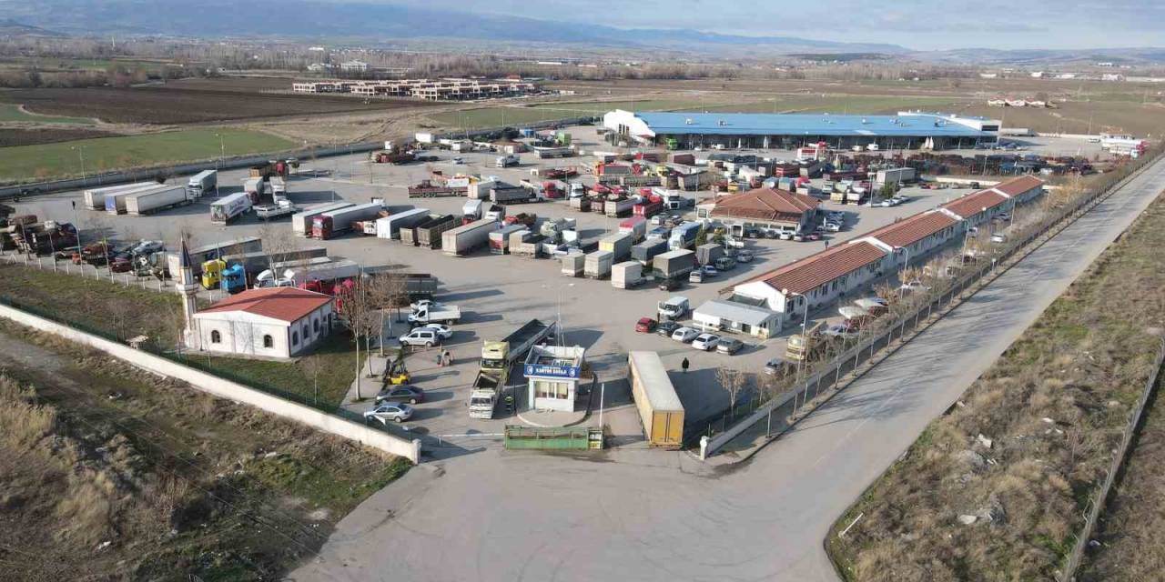 Belediye’den Kamyon Garajına Neşter