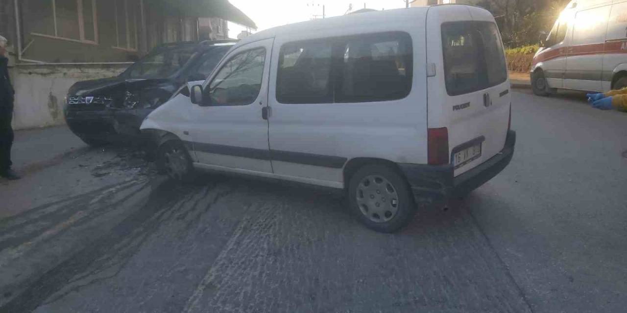 İznik’te Otomobiller Kafa Kafaya Çarpıştı: 2 Yaralı