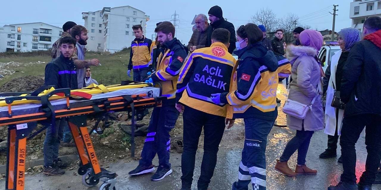 Taksi İle Çarpışan Araç Araziye Uçtu: 4 Yaralı