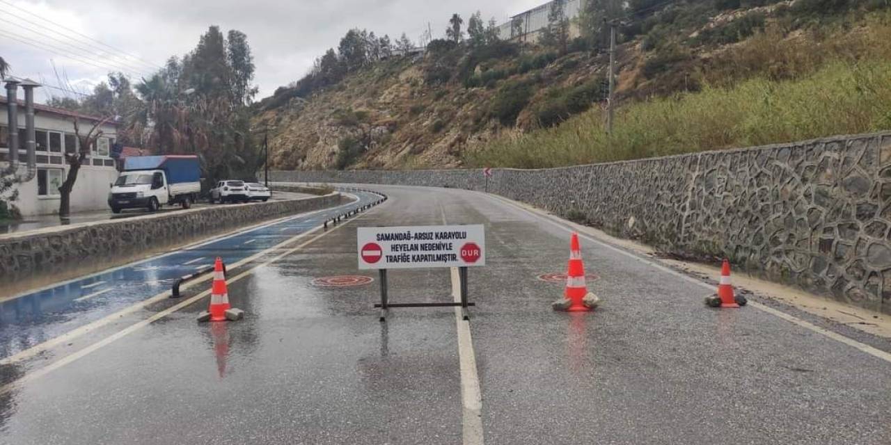 Hatay’da Sahil Yolu Heyelan Nedeniyle Ulaşıma Kapandı