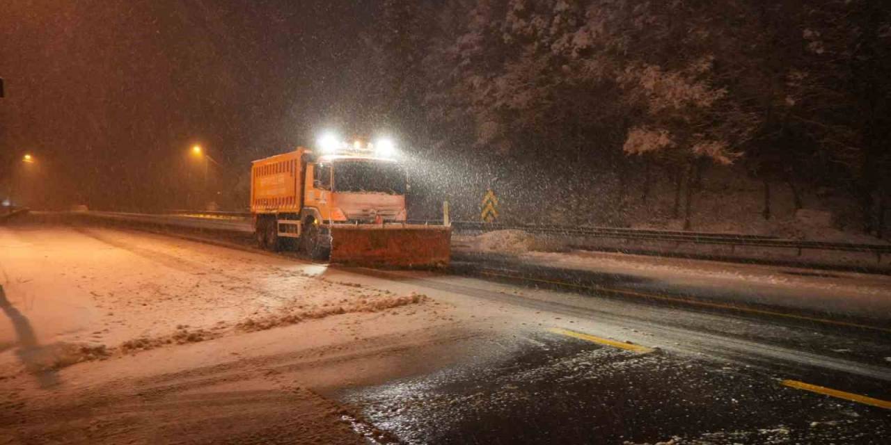 Bolu Geçişinde Kar Yağışı Etkili Oluyor: Kar Kalınlığı 10 Santimetreye Ulaştı