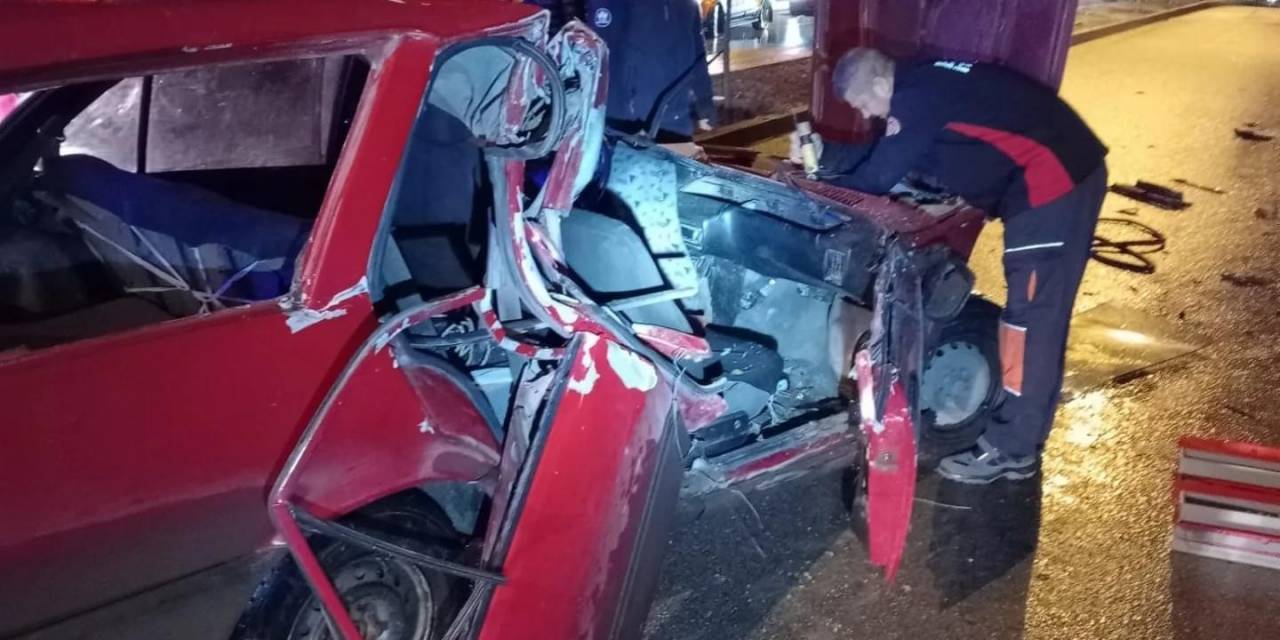 Elazığ’da Otomobil Park Halindeki Tırın Altına Girdi: 1 Yaralı