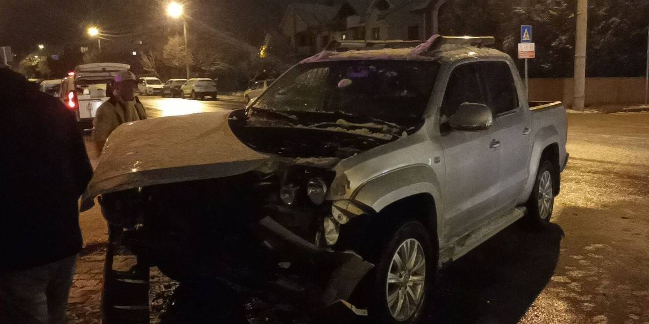 İki Caddenin Kesiştiği Yolda Kaza: Hafif Ticari Araç Apartmanın Bahçesine Savruldu